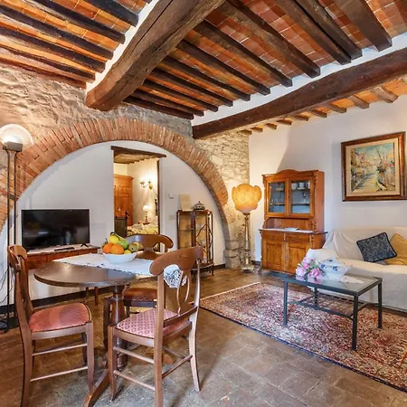 With Swimming - Pool In Aparthotel Cortona